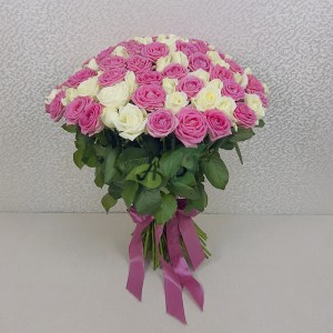Букет из 101 белой и розовой розы