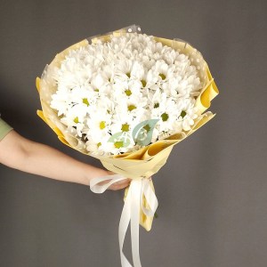Букет из кустовых белых хризантем