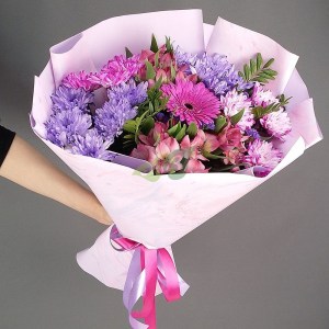 Интересный букет из альстромерии и хризантем